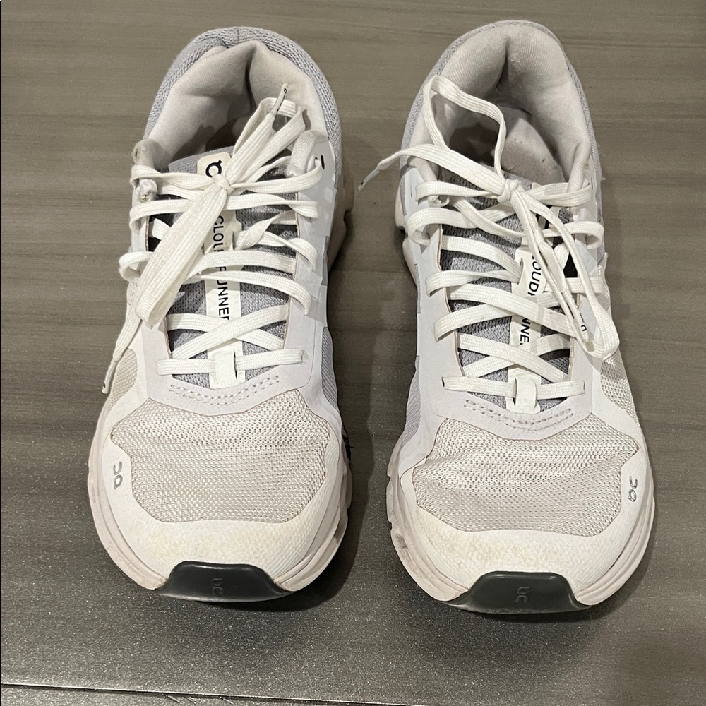 On Clouds Women's White and Gray Athletic Shoes